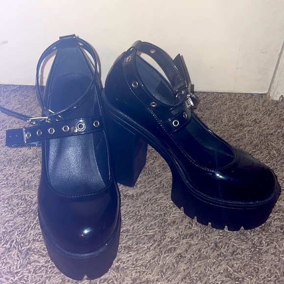 Hey ! I’m selling these because they aren’t really my style. - Picture 1 of 2